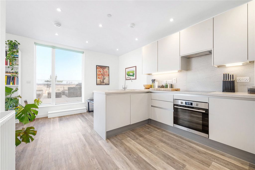 Property photo 2 of 16 Kitchen