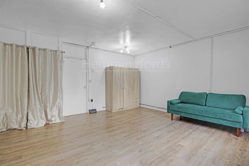 Property photo 3 of 14 12-2Ab984044-Hmf-Jj-Hemsworth Court-12-Medium.Jpg