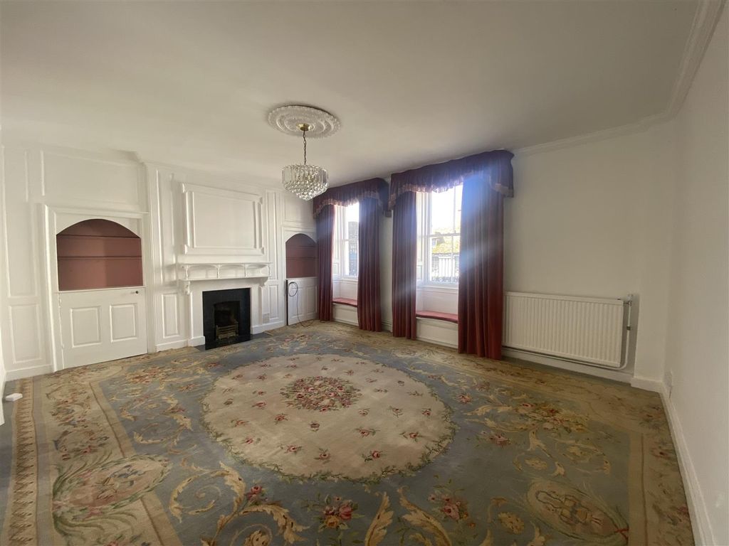 Property photo 2 of 11 Lounge