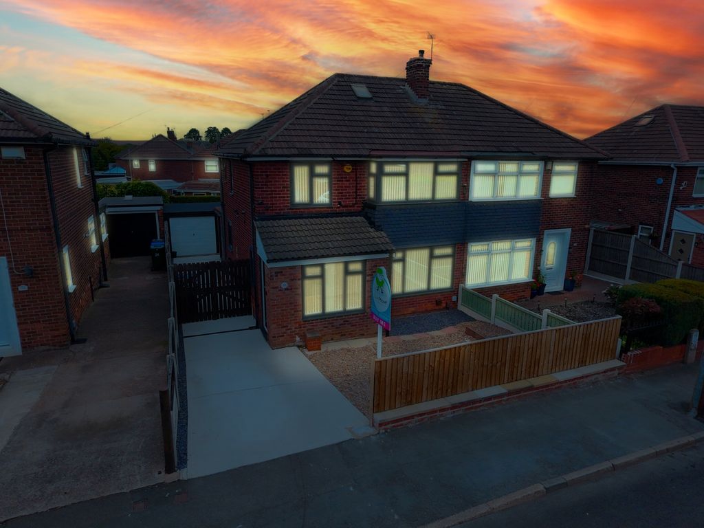 Property photo 2 of 16 Guest Lane Night