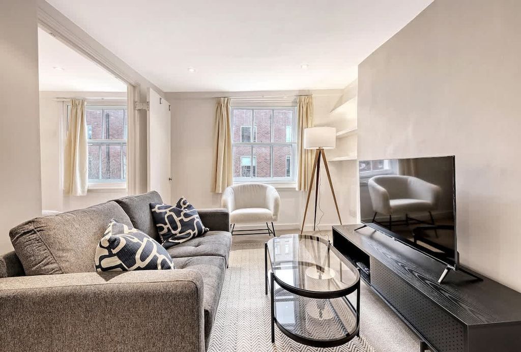 Property photo 1 of 21 Living Room