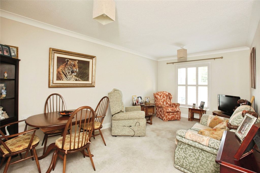 Property photo 3 of 11 Lounge