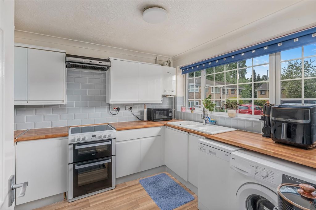Property photo 2 of 16 6 Garden Close, Banbury-4.Jpg
