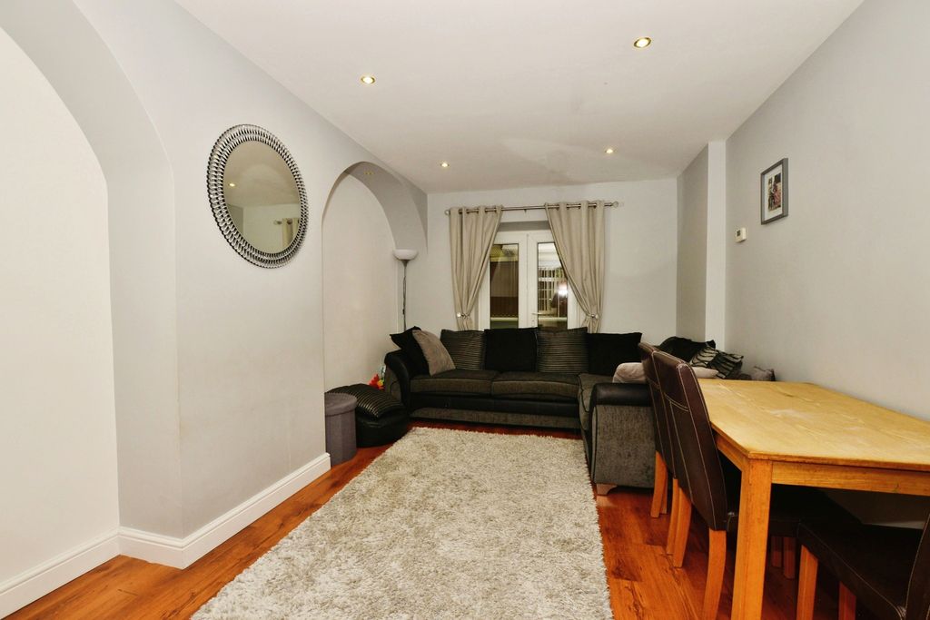 Property photo 3 of 14 Lounge