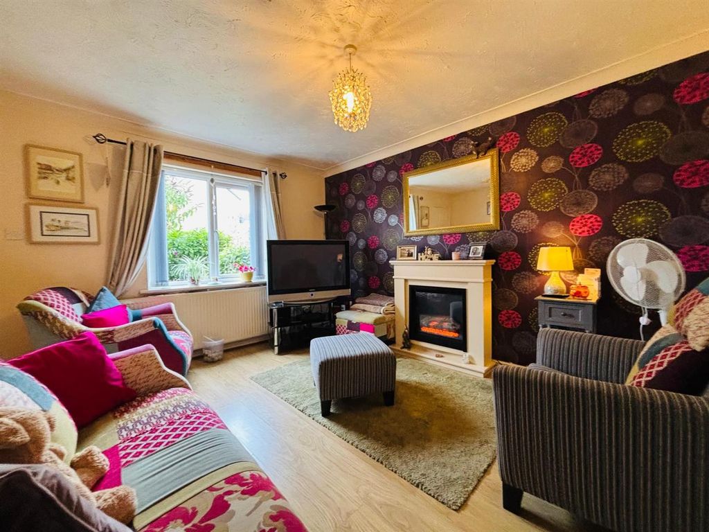 Property photo 2 of 18 Living Room: