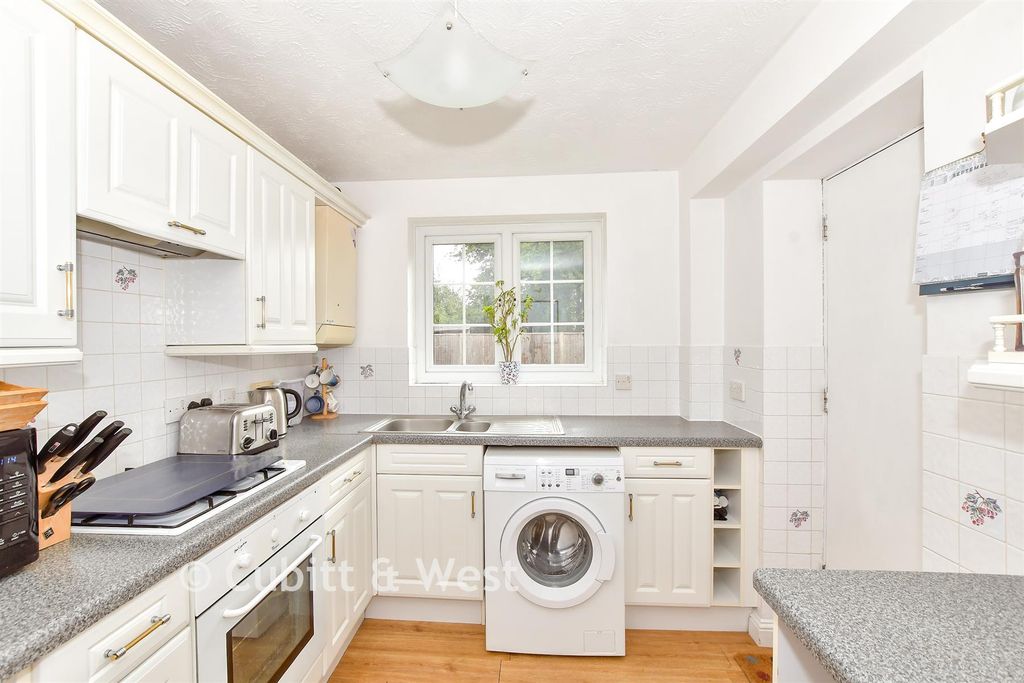 Property photo 3 of 9 Kitchen