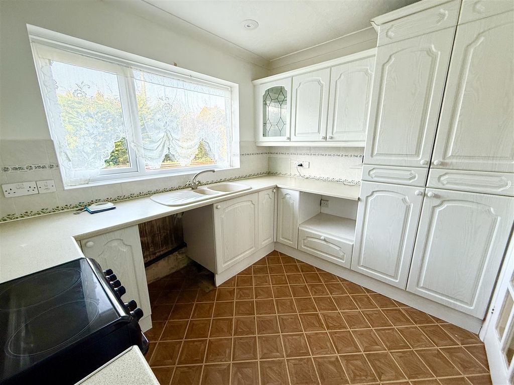 Property photo 3 of 17 Kitchen