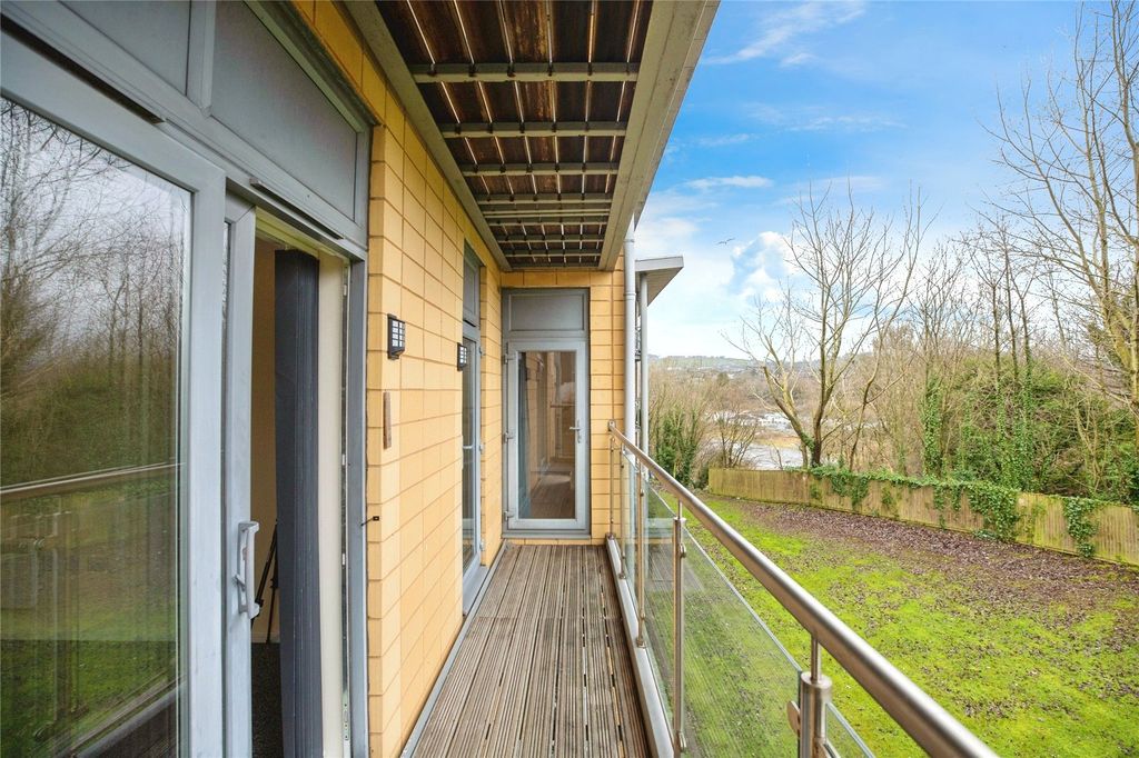 Property photo 3 of 22 Balcony