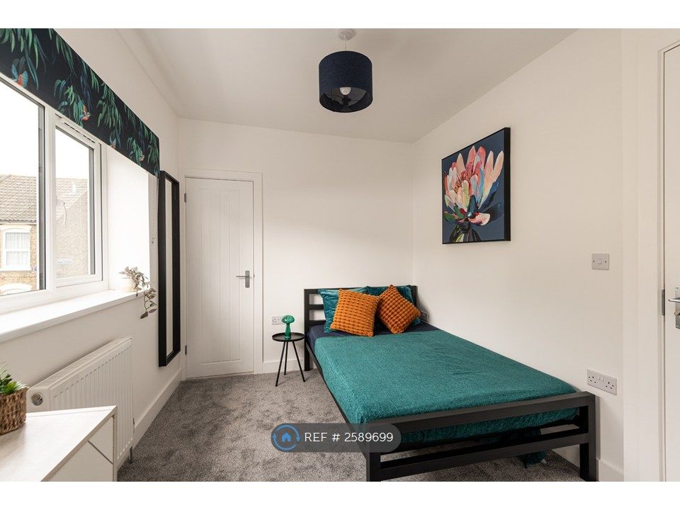 Property photo 2 of 9 Room