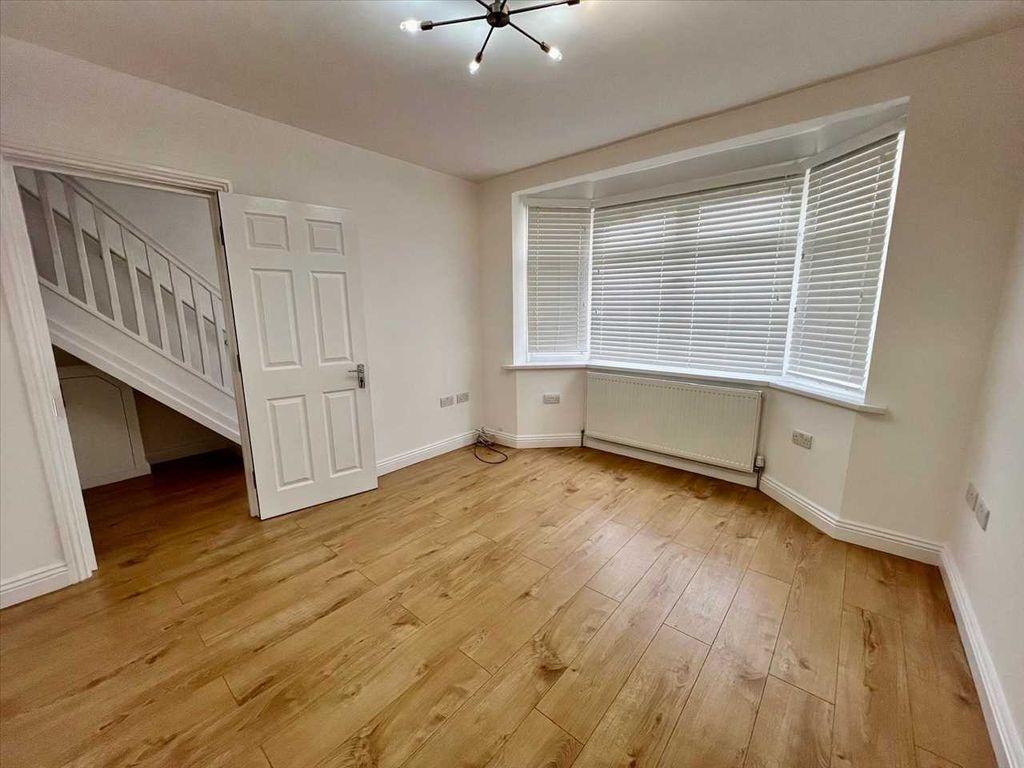 Property photo 2 of 18 Lounge