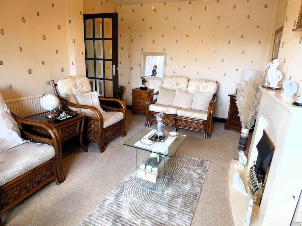 Property photo 3 of 14 Lounge