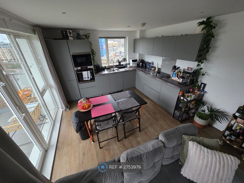 Property photo 3 of 9 Fully Equipped Open-Plan Kitchen