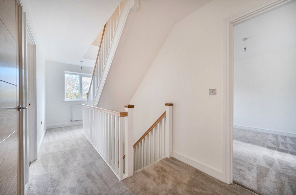 Property photo 3 of 7 Example Violet