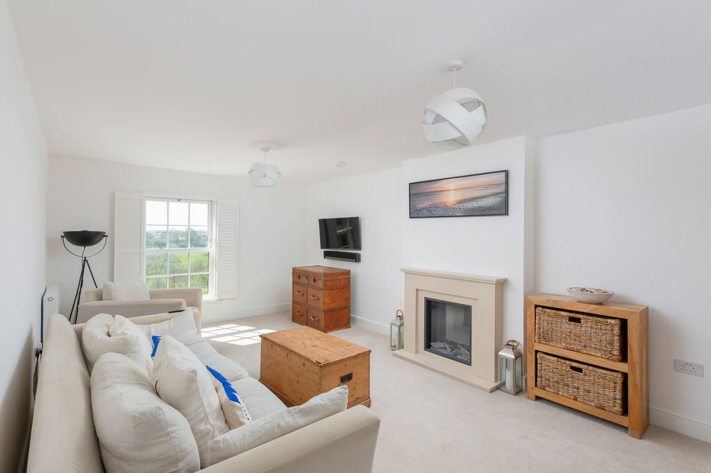 Property photo 3 of 24