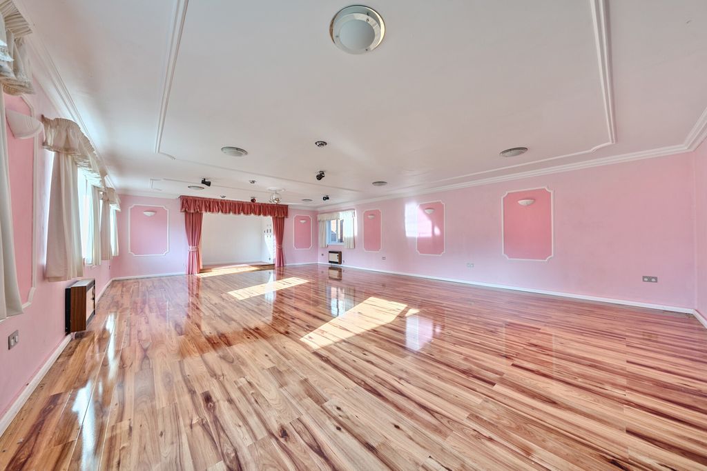 Property photo 2 of 21 Reception