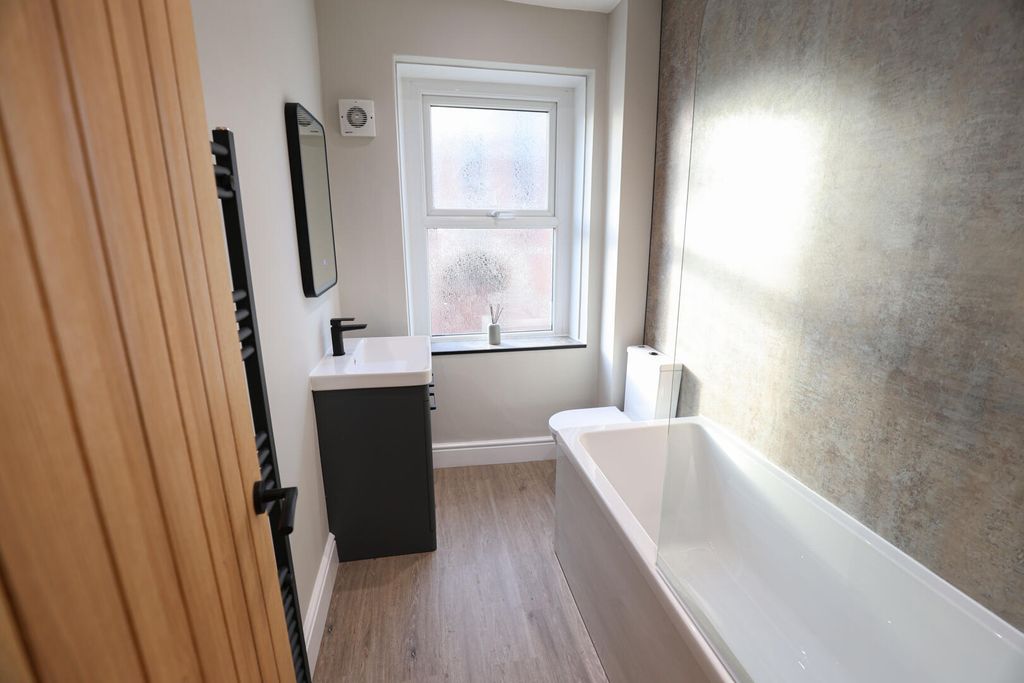 Property photo 3 of 16 Bathroom