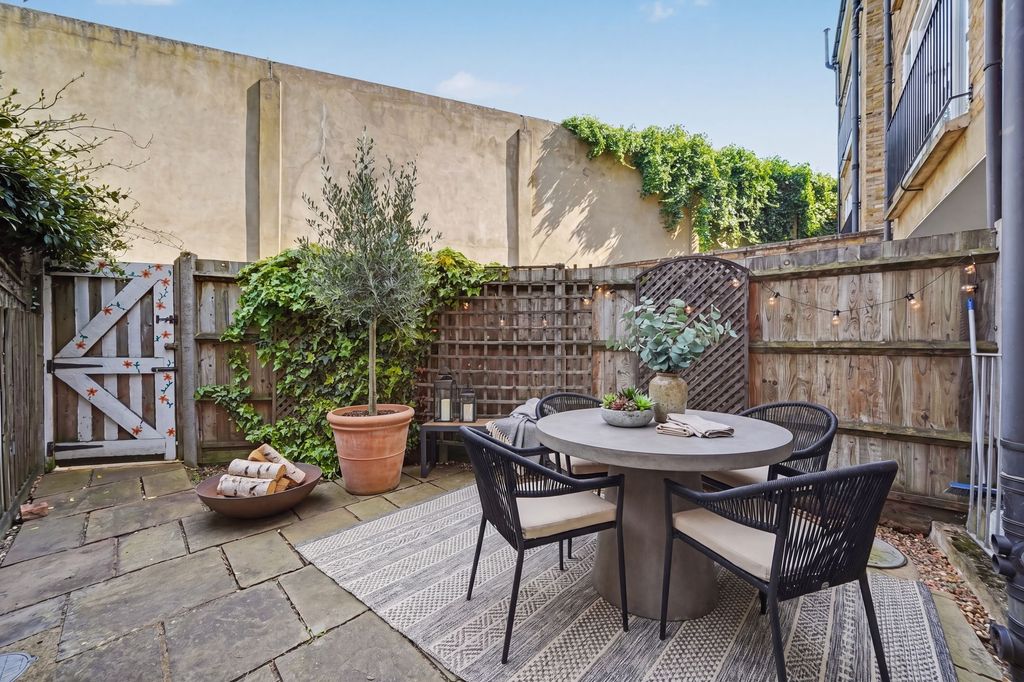 Property photo 3 of 23