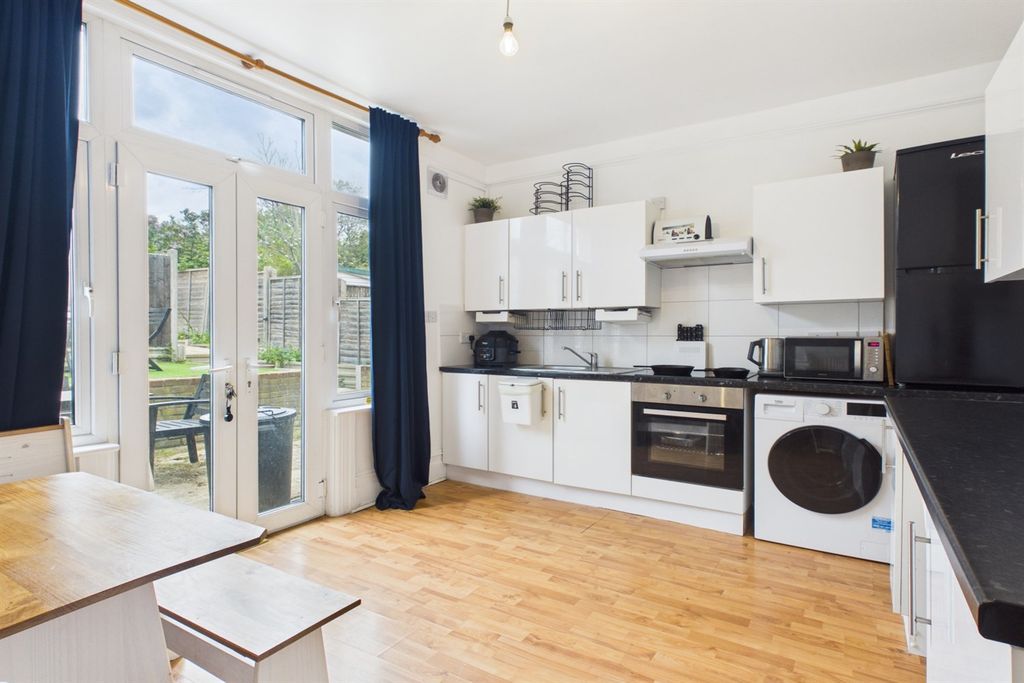 Property photo 2 of 11 Kitchen