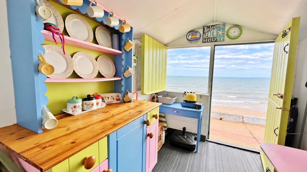 Property photo 2 of 7 Beach Hut