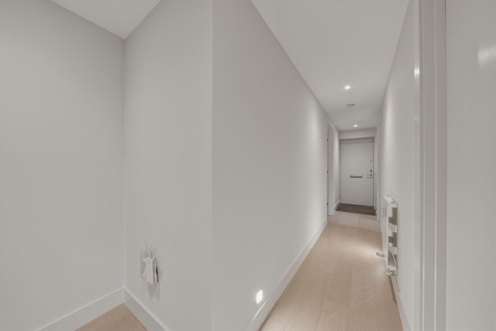 Property photo 3 of 21 Hallway