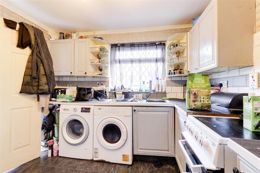 Property photo 3 of 17 Kitchen
