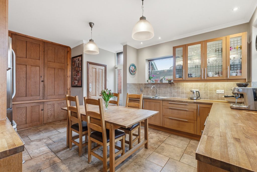 Property photo 2 of 27