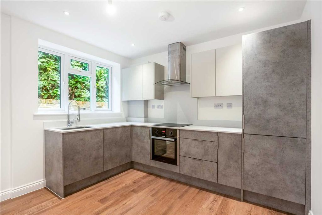 Property photo 2 of 9 Kitchen