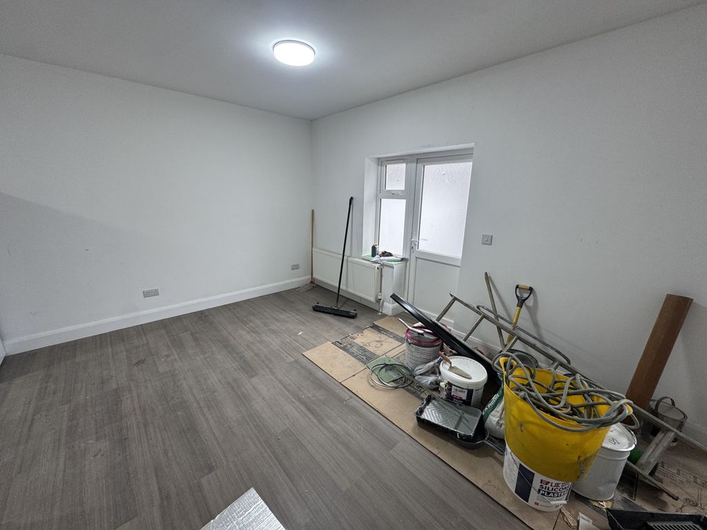 Property photo 2 of 8 Gallery