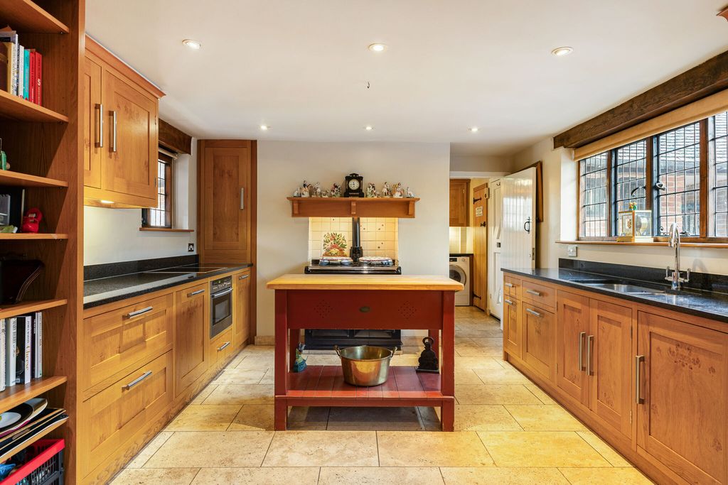 Property photo 2 of 31