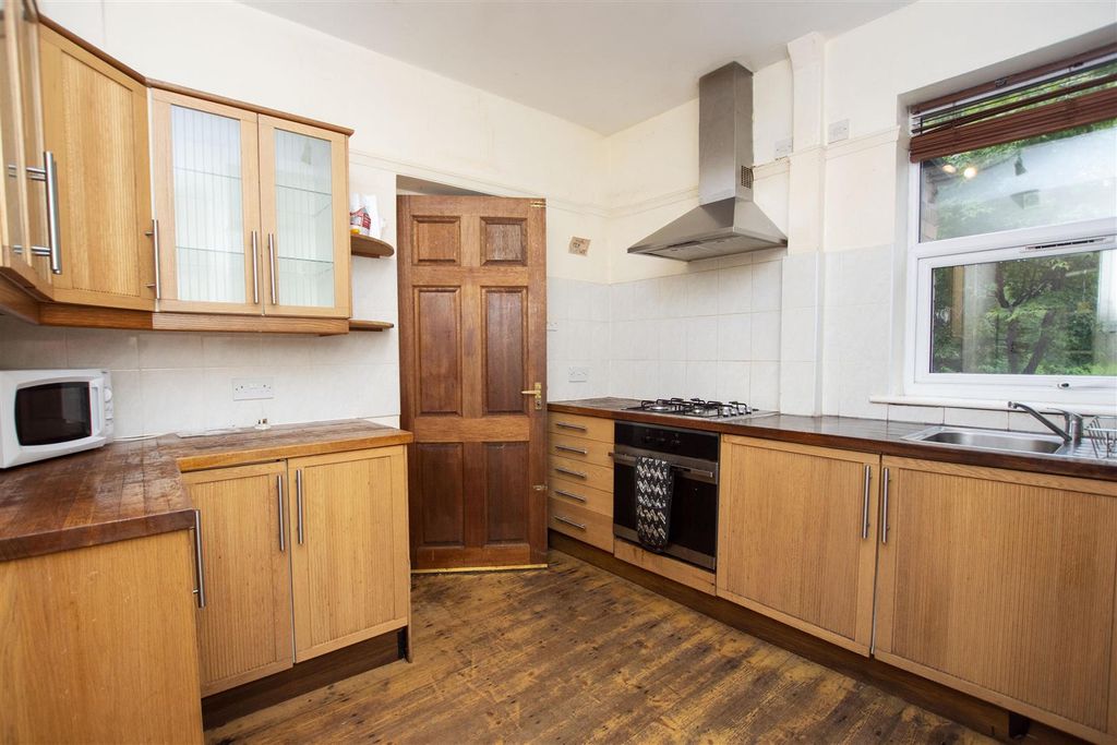 Property photo 1 of 8 Kitchen