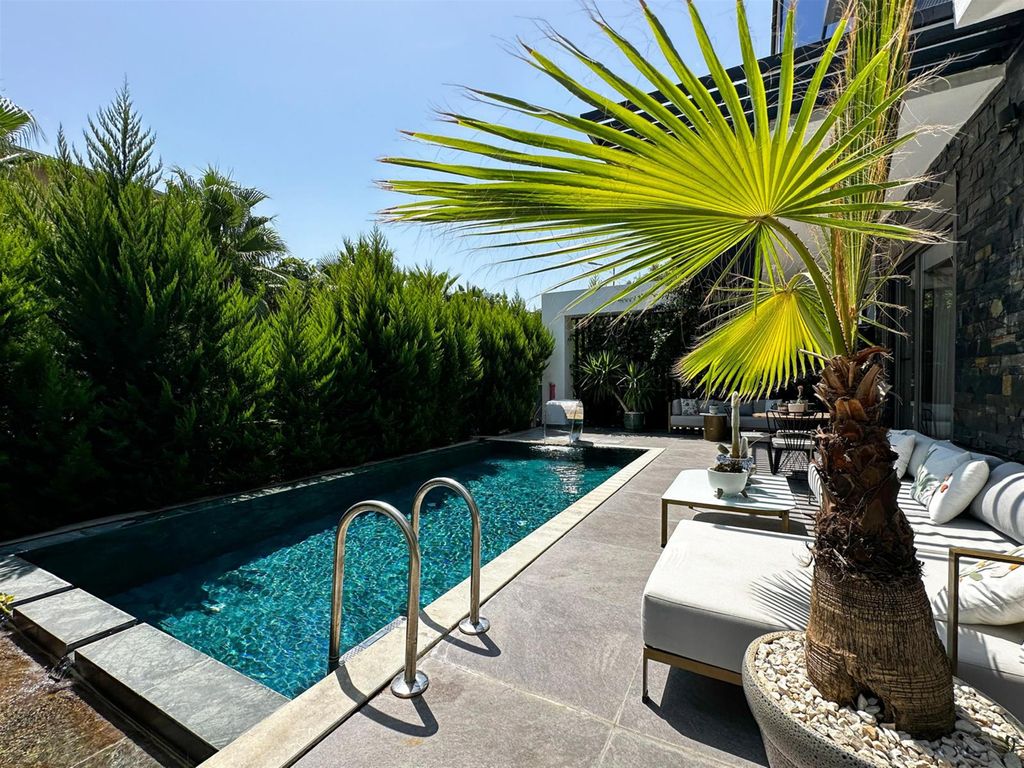 Property photo 3 of 24 Tasteful Detached Villa For Sale With Private Facilities In Belek - Private Swimming Pool