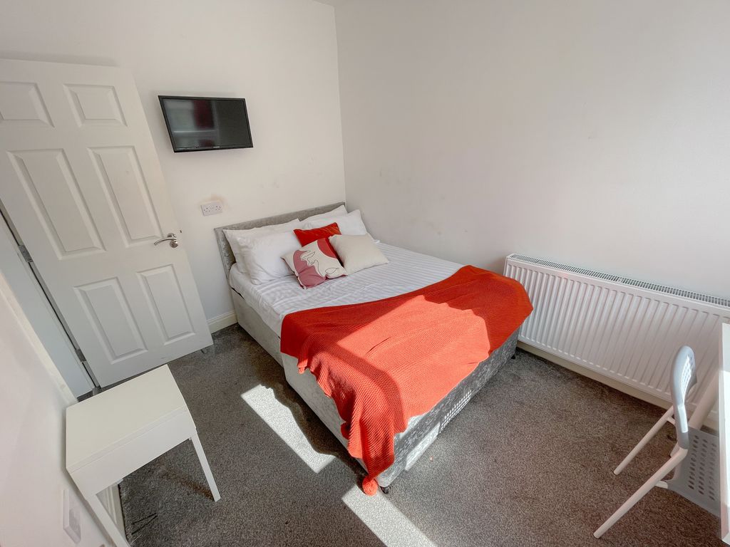 Property photo 2 of 6 92 Grantham (1)