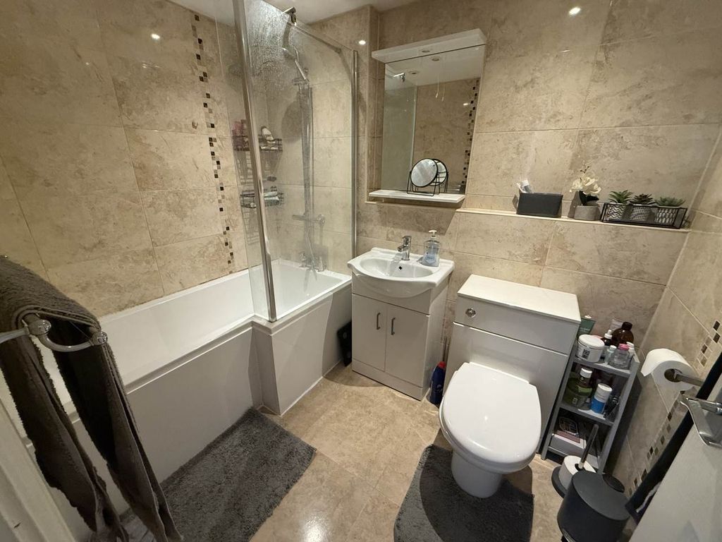 Property photo 2 of 8 Bathroom