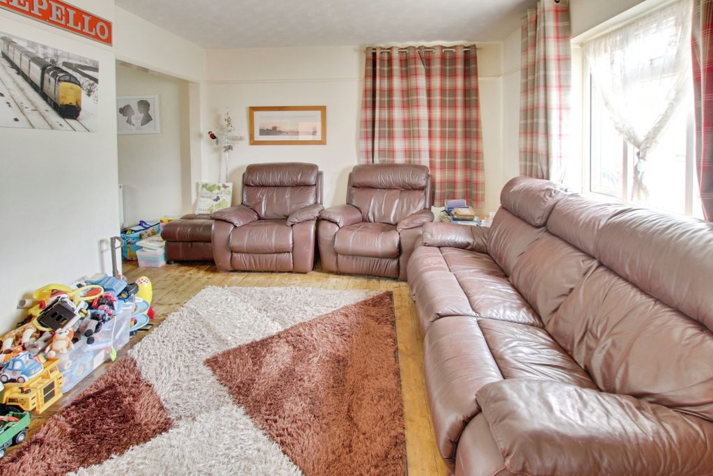 Property photo 3 of 11