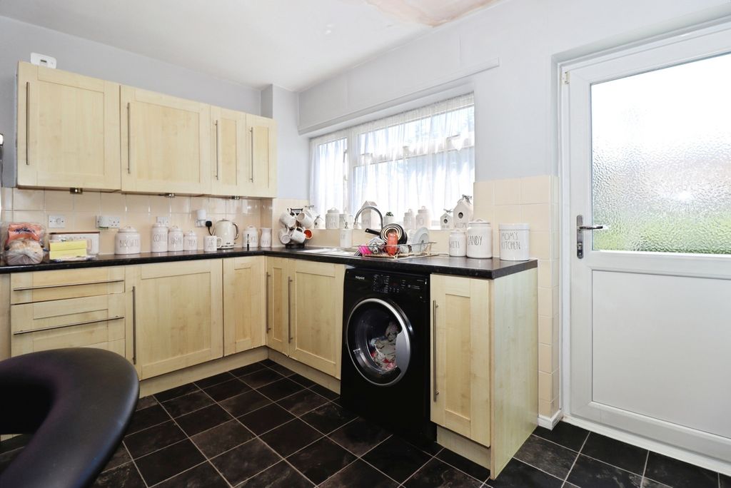 Property photo 3 of 17 Kitchen