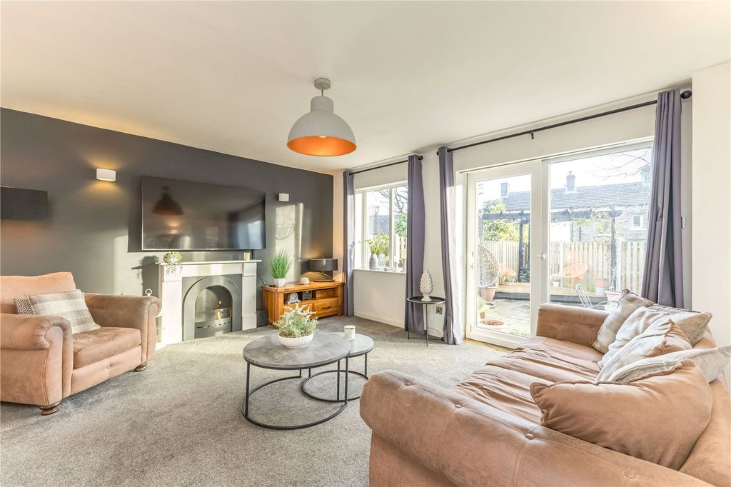 Property photo 3 of 22 Lounge