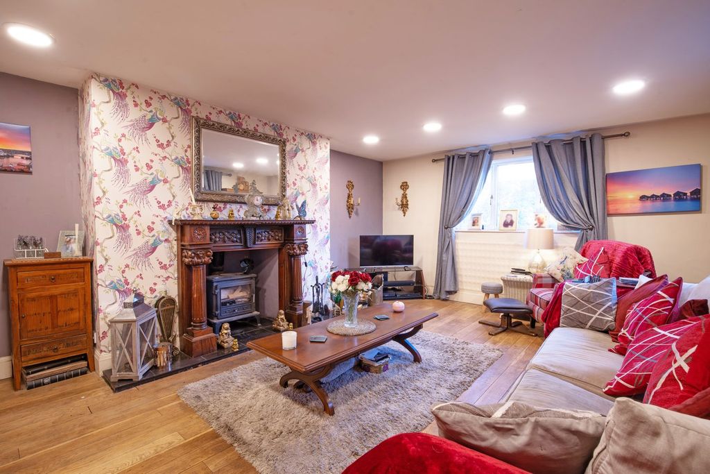 Property photo 2 of 28