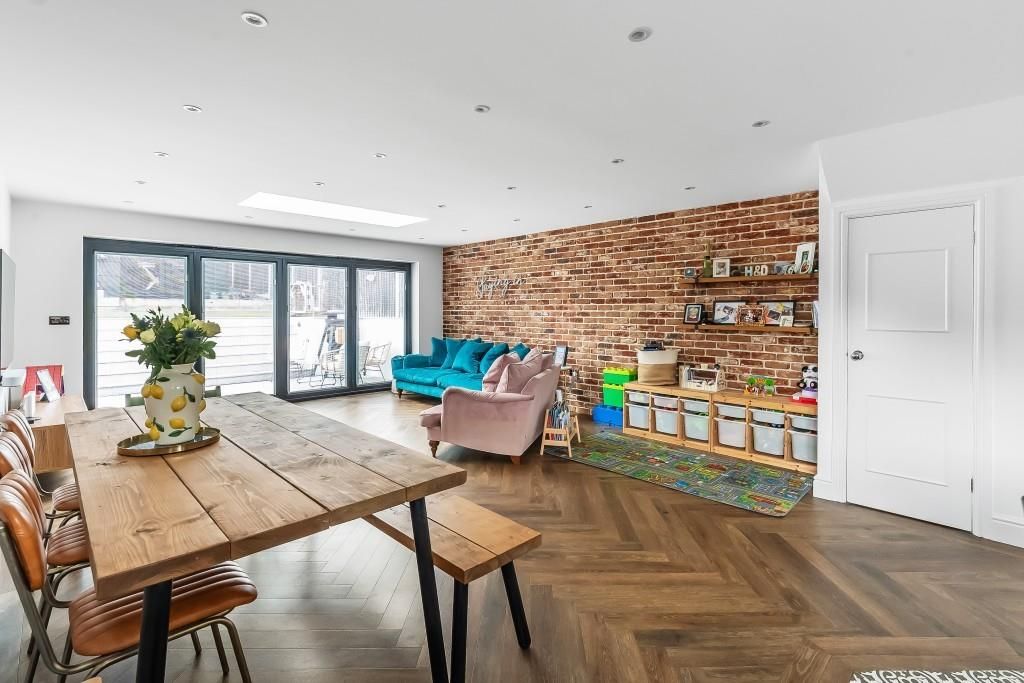 Property photo 2 of 16 22-Oak-End-22.Jpg