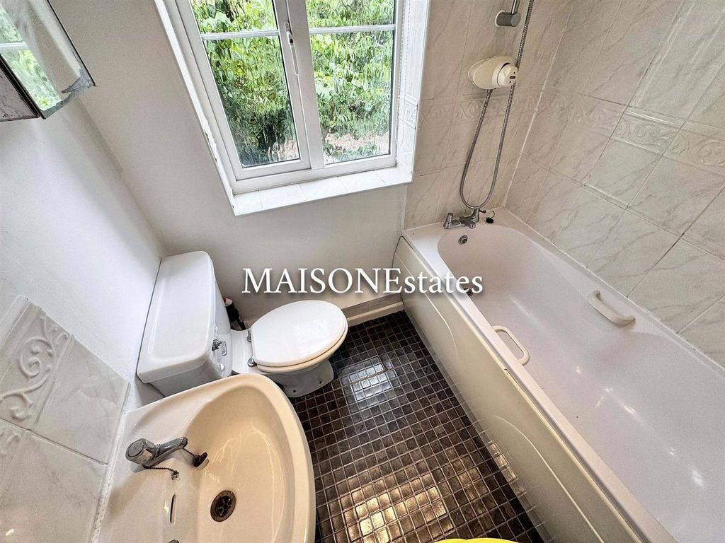 Property photo 1 of 9 Bathroom.Jpg
