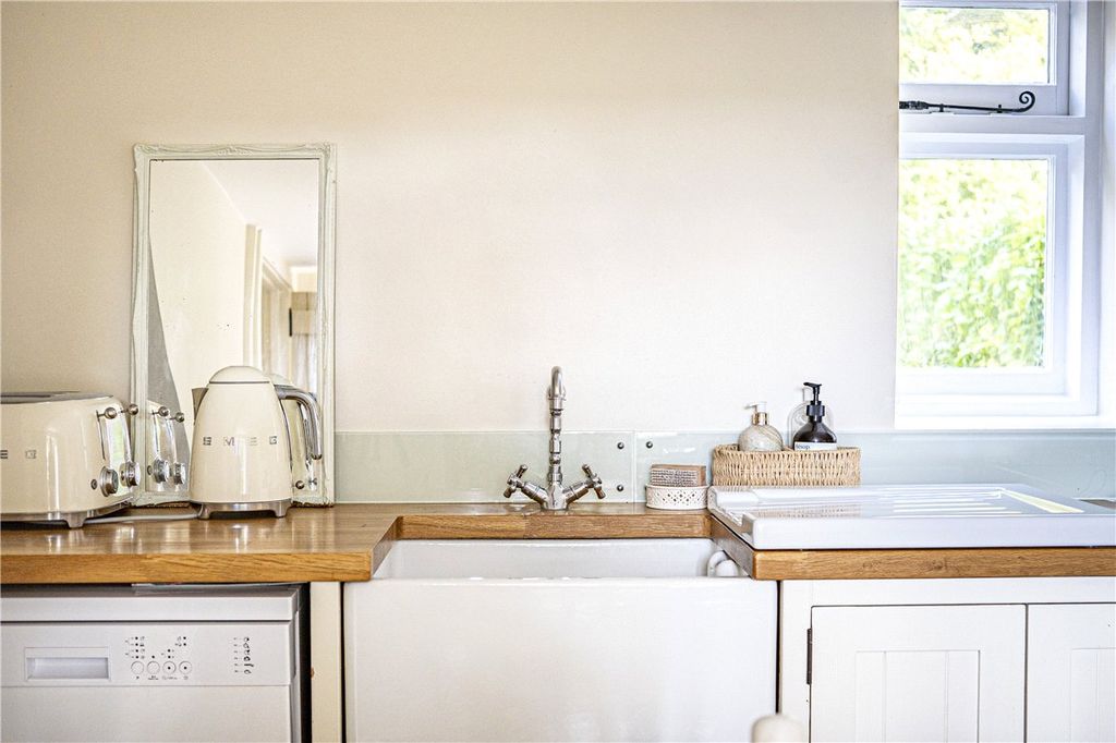 Property photo 3 of 19 Sink