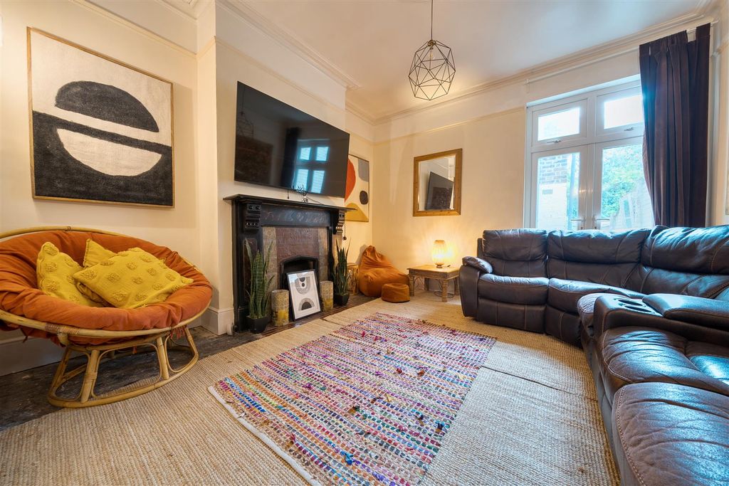 Property photo 3 of 23 Sitting Room
