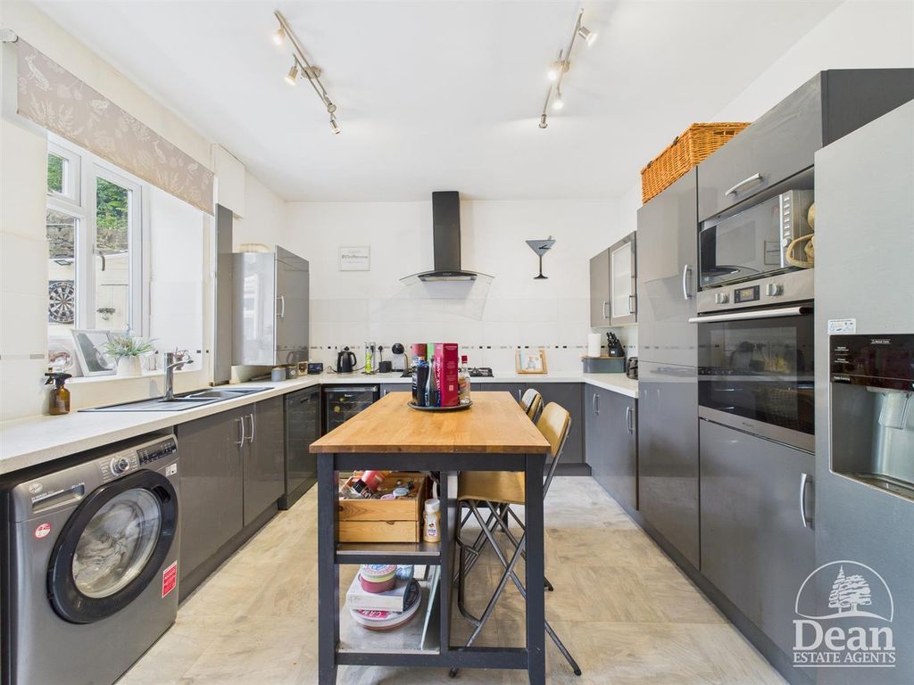 Property photo 3 of 25