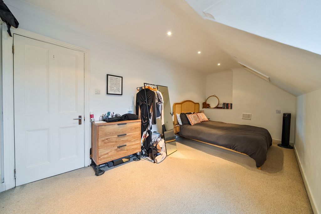 Property photo 3 of 11 1410784-33-698c48...