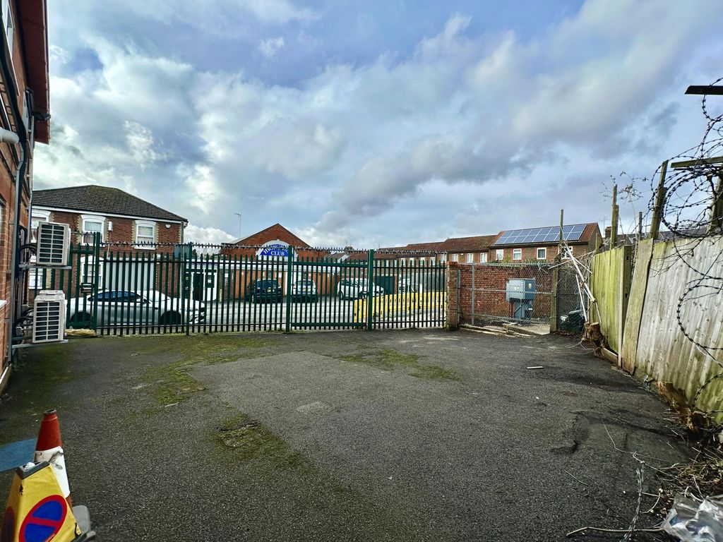 Property photo 1 of 2 Oxen Road Yard.Jpeg