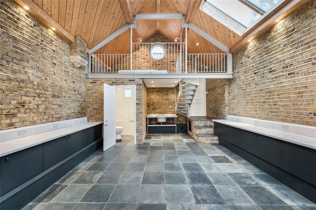 Property photo 1 of 18 Mews Studio