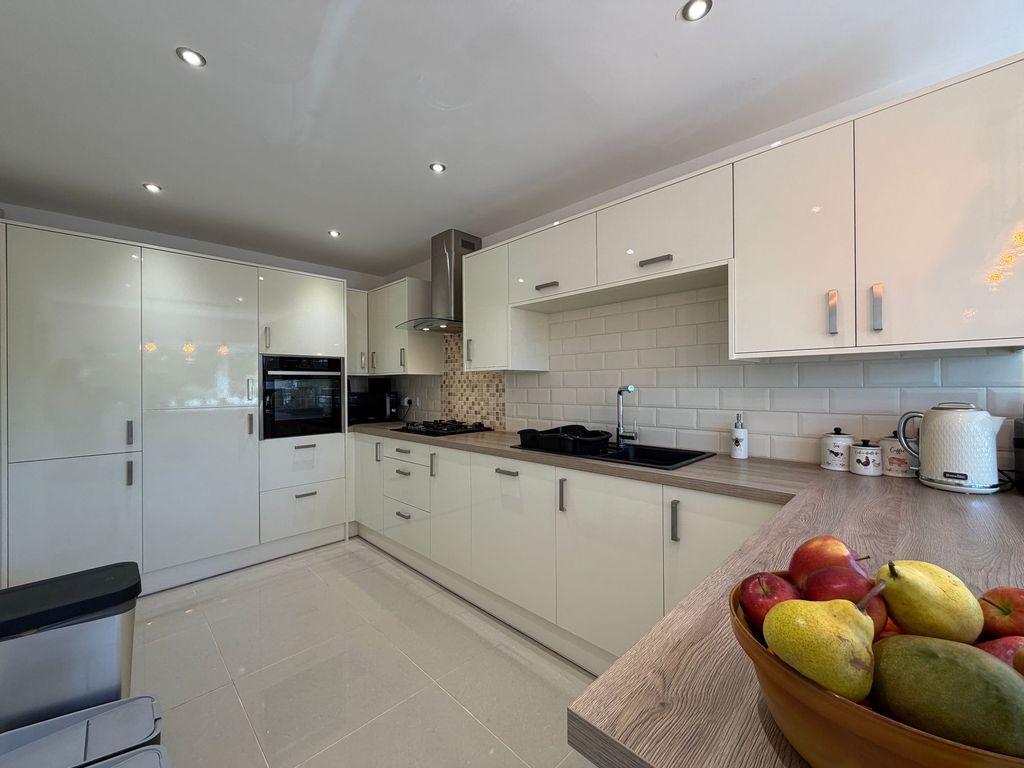 Property photo 2 of 20 Dining Kitchen