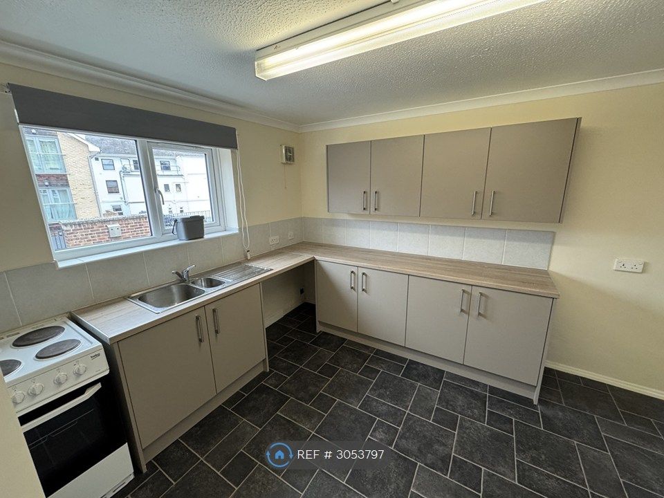 Property photo 3 of 12 Kitchen