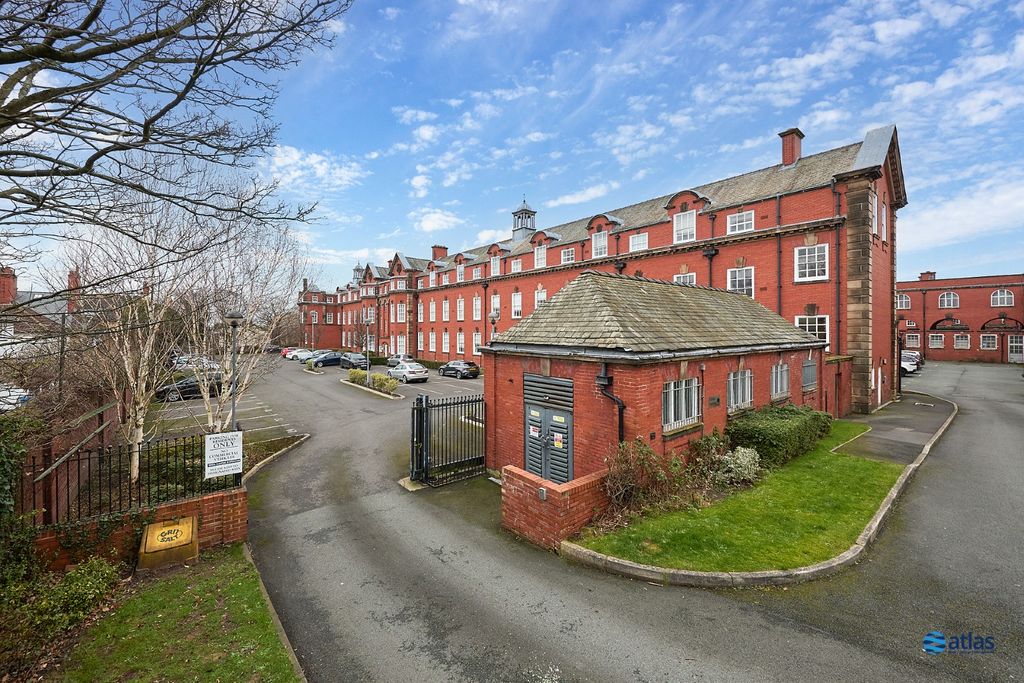 Property photo 2 of 12 Communal Building Entrance