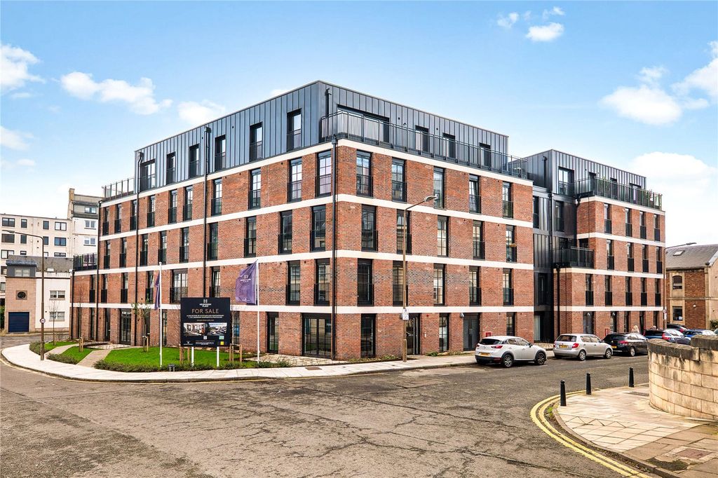 Property photo 2 of 13 Henderson Place