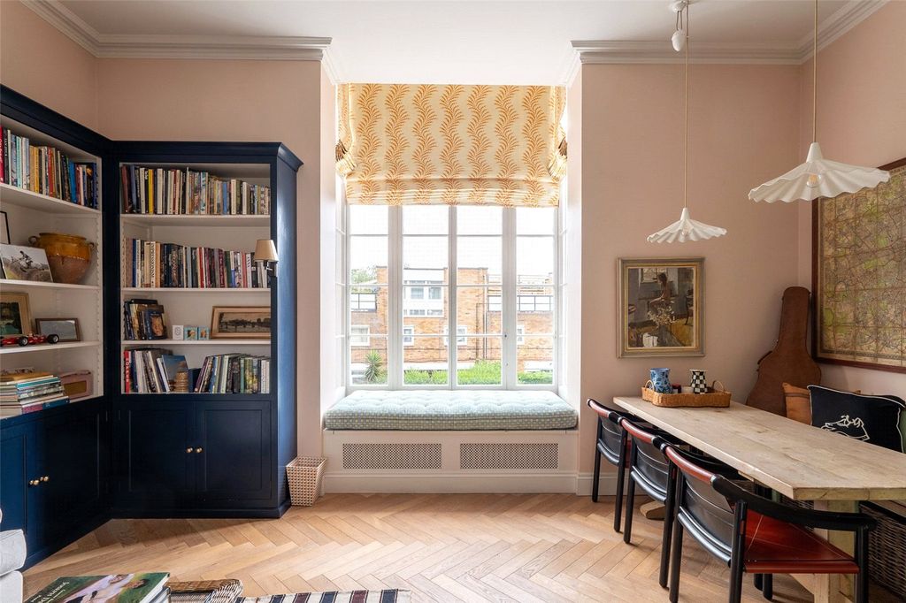 Property photo 2 of 11 Light Filled